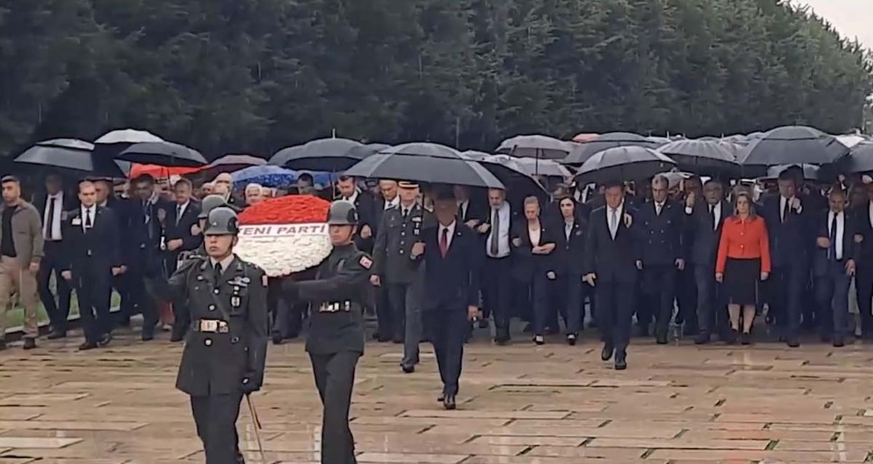 Özgür Özel’den ilk ziyaret: Yeni Parti Anıtkabir’de Ata’nın huzurunda