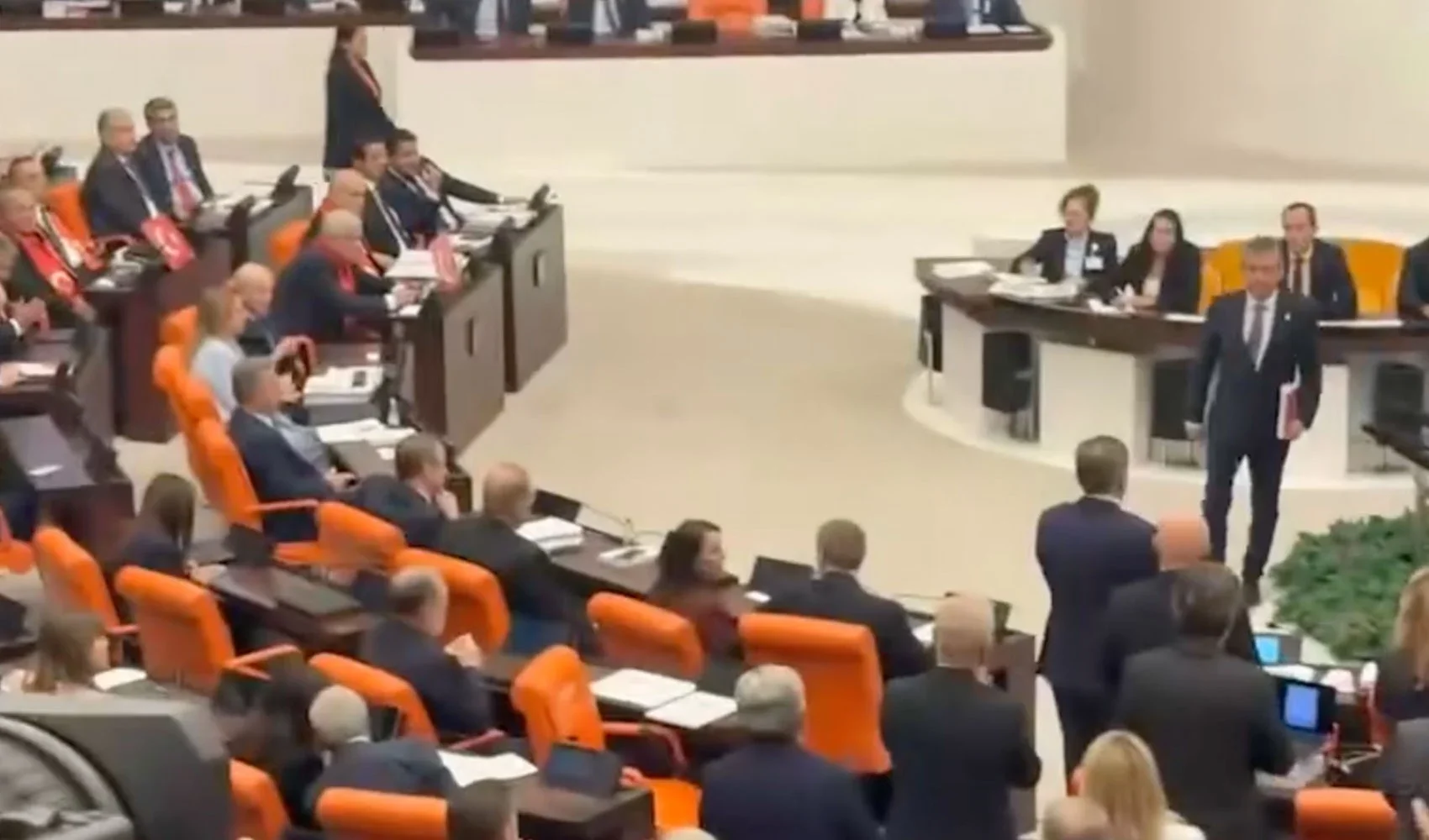 Bahçeli, Özgür Özel’i alkışladı! Çerçeve yasada tarihi an